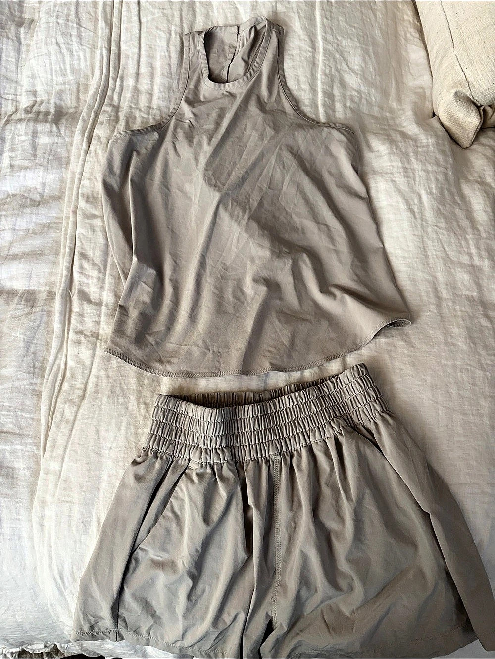 Vuori Villa Short Gray Two-Piece Set XS top/XS shorts